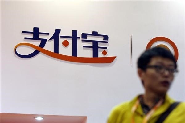 短视频直播间里，主播10万元高价收购硬币纸币，这有什么猫腻？